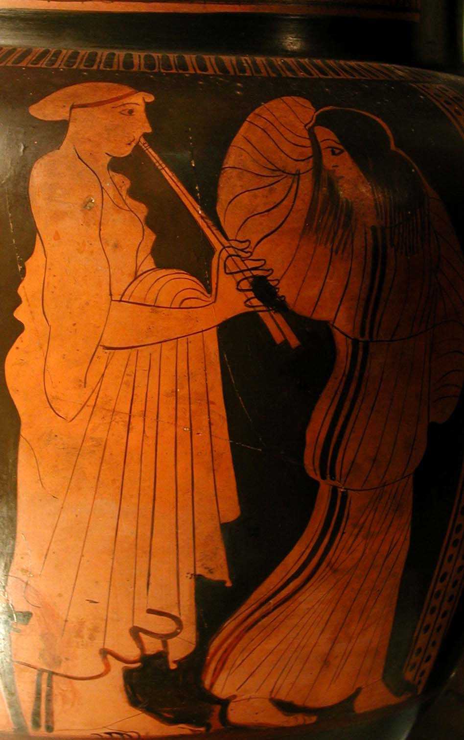Ignoto (scuola attica), Culto di Dioniso (fine del V secolo a.C.), pittura vascolare a figure rosse su fondo nero, cm 48x37,5. Vercelli, Museo Leone, inv. no. 978/563.