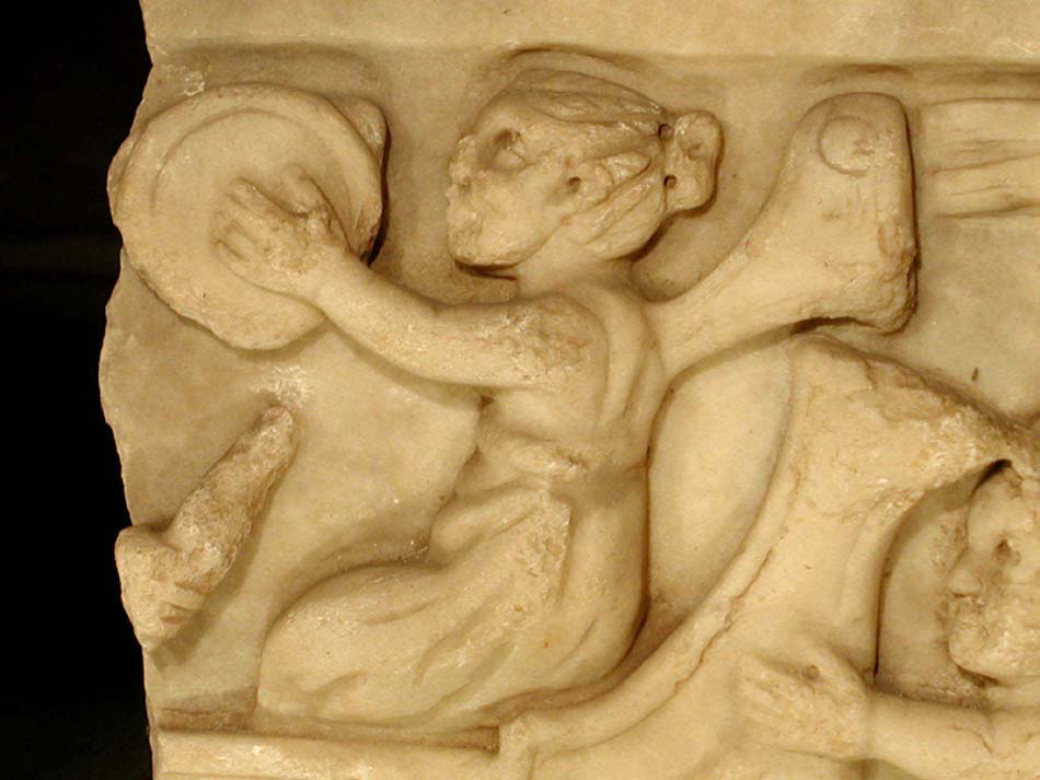 Ignoto, Fanciulla che suona su una barca (II-III secolo d.C.), frammento di sarcofago, bassorilievo in marmo, cm 21,5x29x4,6. Vercelli, Museo Leone, inv. no. 1173/1241.
